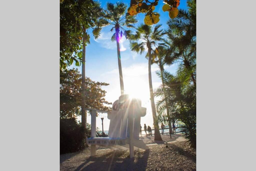 River Delight,Studio109, Beach & Pool Steps Away + Wifi Ruskin Luaran gambar