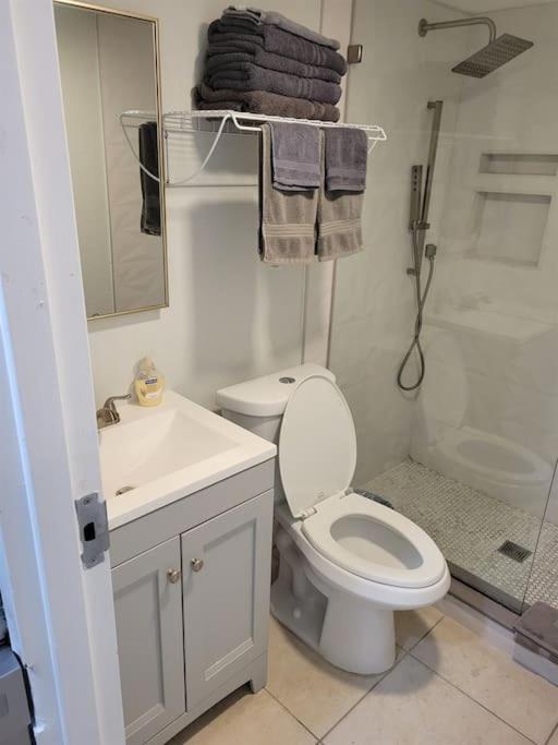 River Delight,Studio109, Beach & Pool Steps Away + Wifi Ruskin Luaran gambar