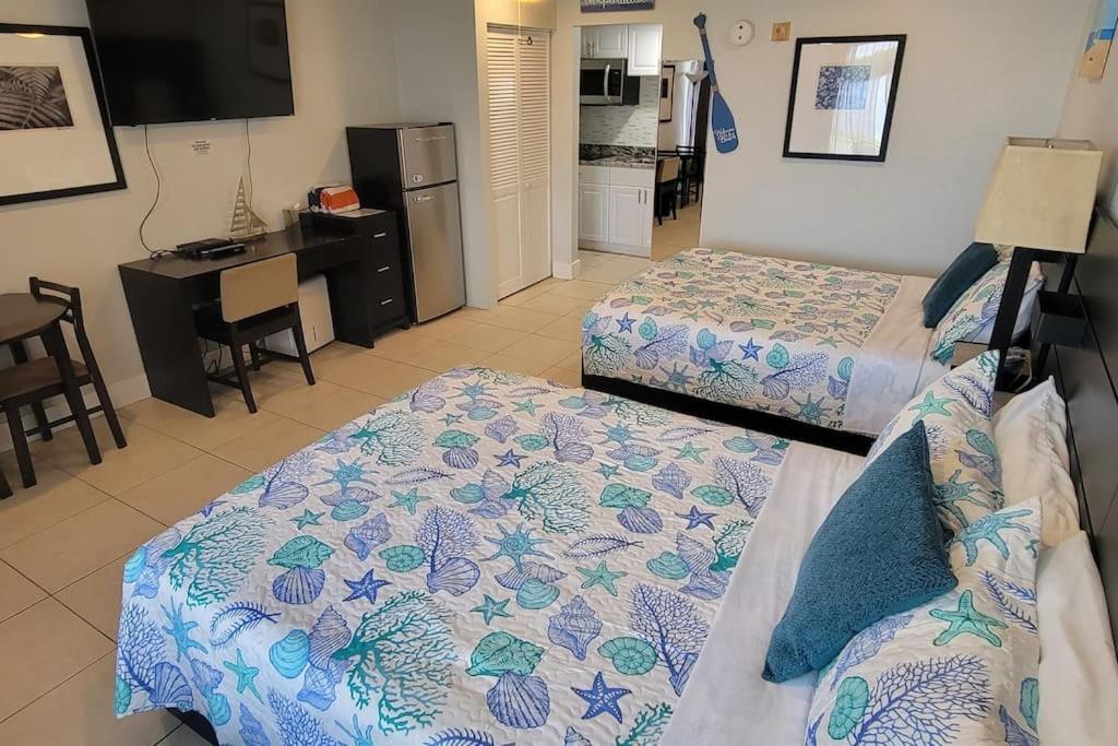 River Delight,Studio109, Beach & Pool Steps Away + Wifi Ruskin Luaran gambar