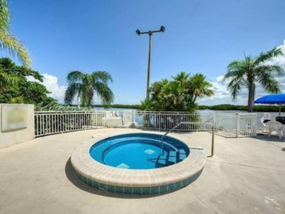 River Delight,Studio109, Beach & Pool Steps Away + Wifi Ruskin Luaran gambar