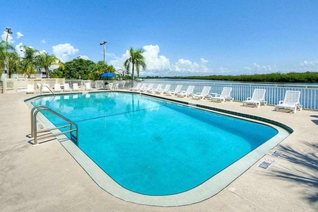 River Delight,Studio109, Beach & Pool Steps Away + Wifi Ruskin Luaran gambar